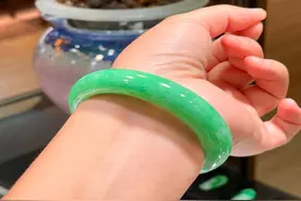 1500万的满绿翡翠手镯，平替仅需800元！究竟值不值得买呢？图片
