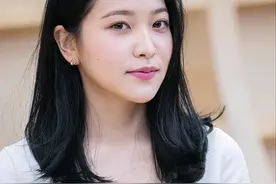 身材很丰满，微笑果汁般甜蜜，Red Velvet Yeri短发深V领裙装现身图片