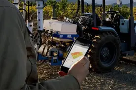 小哥边吃瓜边遥控种田年入50万，充电6小时耕田80亩，农机新方向图片