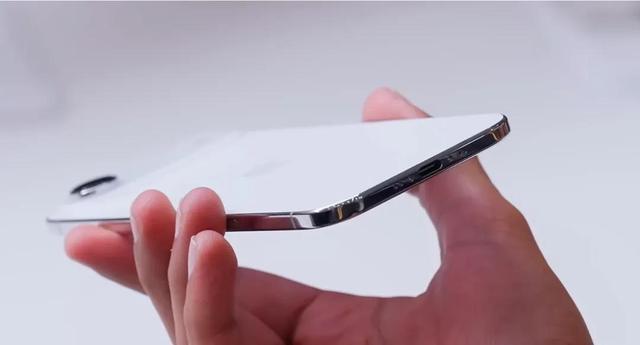 单摄单扬小电池，新iPhone为极致轻薄付出的代价不小