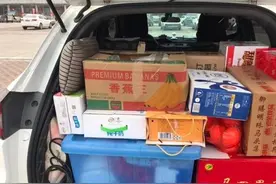 后备箱装几箱水果被罚款，车主：后备箱不能用？交警：怪你用错了图片