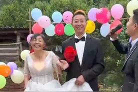 农村小伙给结婚30年的父母补办婚礼：奶奶当花童我当主持，爸妈特别高兴图片