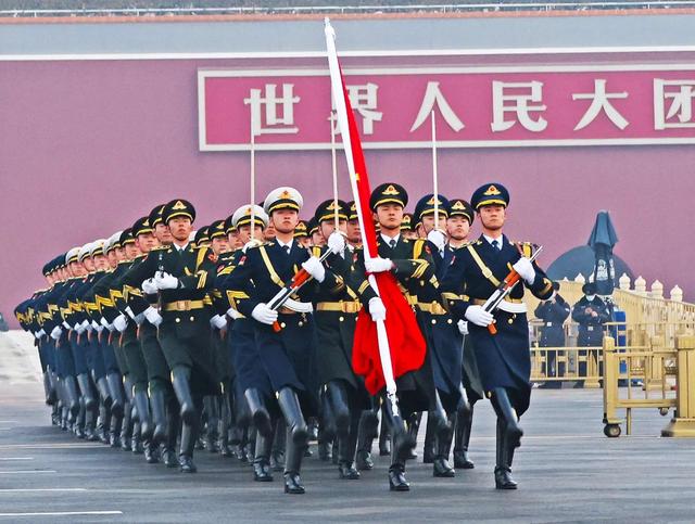 国旗护卫队曾负责天安门升旗,此后,但原本由武警履行的升旗使命换到了