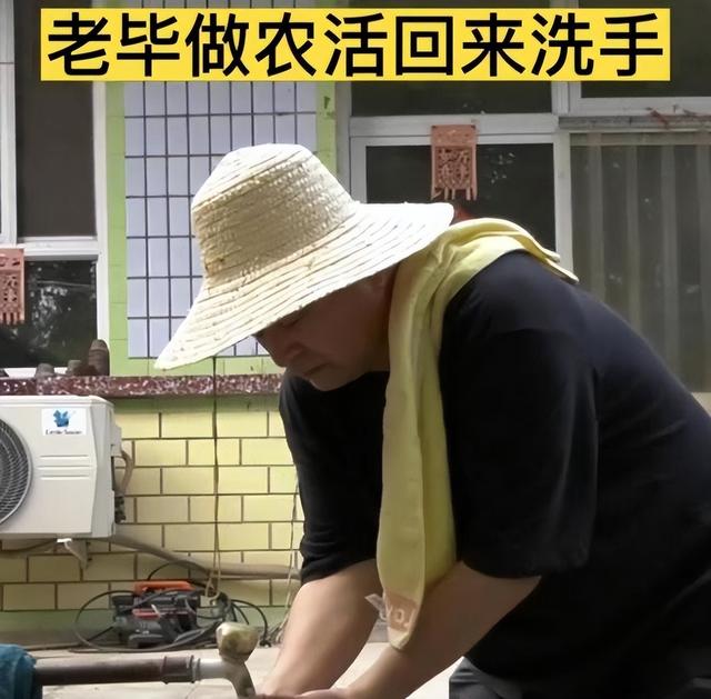 毕福剑现身网红聚会，跷二郎腿叼烟没人理，网友：太把自己当回事