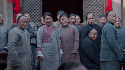 学刀马旦出身，和章子怡梅婷是同学，处女作成禁片，她却拿了影后