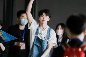 金华：《跑男10》录制被路透，蔡徐坤无美颜生图够真实图片