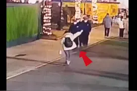 湖北武汉 4岁女童在欢乐谷游玩时与家人走散，消防员寻遍园区找回图片