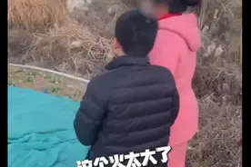 安徽合肥 熊孩子放鞭炮点燃荒草地，亲妈吐槽：回家就扔掉图片