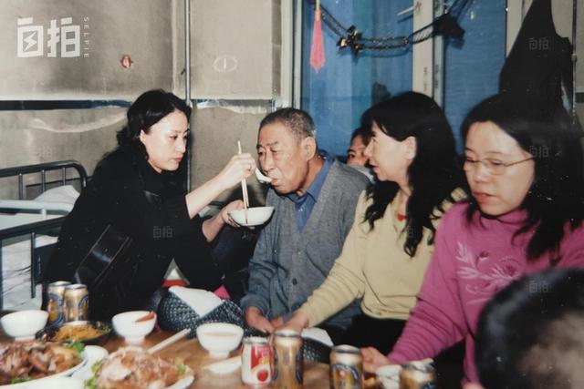 女子穿警服半辈子 60岁后走秀拿奖