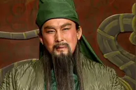 关羽扮演者陆树铭为何遭到很多非议，原来戏里戏外，他竟是同一人图片