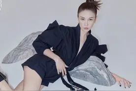张蓝心疑似恋情曝光！深夜与男子回家，腿长及其腰间身高差距大图片