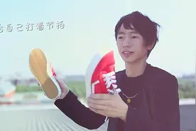 “滑板鞋”庞麦郎复出 靠女助理憋笑成功火出圈图片