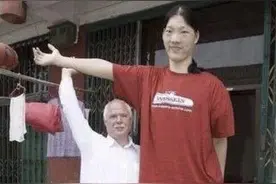 第一女巨人姚德芬：身高2.4米，最大心愿是吃饱饭，她经历了啥？图片