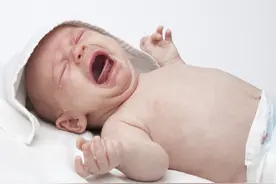 男孩从小地上爬，亲妈不管，亲爸不问，只有老人管一管，可怜图片