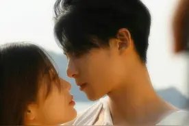 虞书欣和王鹤棣秀恩爱，张雨剑嫌弃把她推开，倒地后：你好可怕图片