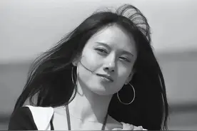 曝64岁杨丽萍与好友聚餐，席间满是酒肉，男子下跪示好被围观图片
