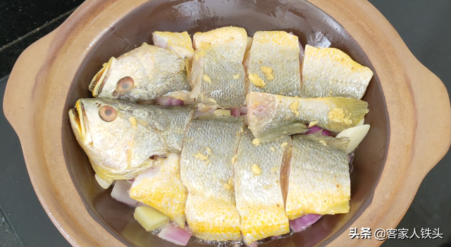 过年吃黄鱼别煎炸，切块摆入锅中，6分钟出锅，皮香肉嫩好吃过瘾
