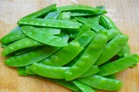 炒荷兰豆时，先放油炒就错了，原来饭店大厨是这样炒的，太香了图片