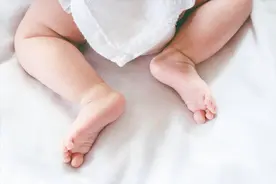 夏季天天“穿袜子”和天天光脚的宝宝，3年后，体质差距看得到图片