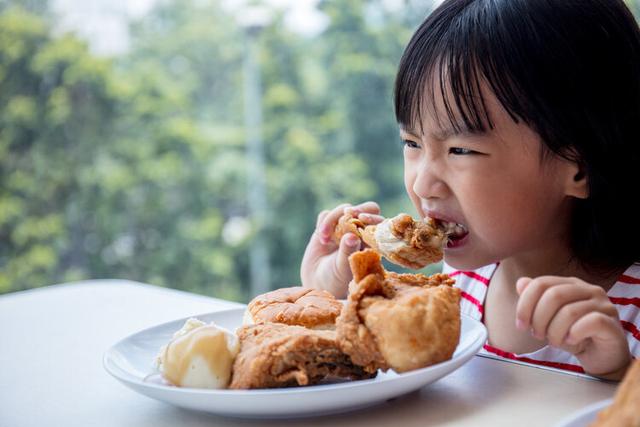 牛津大学研究：吃鸡或增加3种癌风险，是真是假？鸡肉还能吃吗？