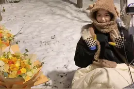 女主播下雪时直播一夜，坐雪地里唱歌太拼，手机被冻到无法充电图片