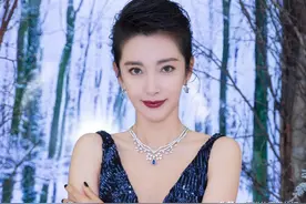 建议上了年纪的女人，首饰尽量不要戴黄金、翡翠，其实这些更气质图片