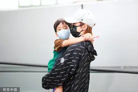 谢楠带儿子返京留吴京独自参加百花 吴所谓紧搂妈妈好温馨图片