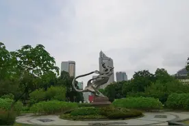 骡马市：花有重开日图片