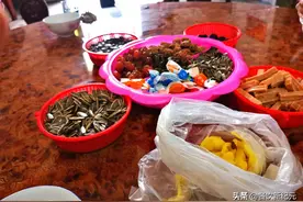 广西女子远嫁江西，看到满桌子饭菜，却表示没胃口，网友：真矫情图片