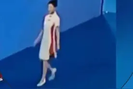 大运会顺拐小姐姐疑作秀，出场故意调整动作，网友：想红想疯了！图片