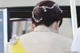 苏提达令泰王目不转睛，满天星发饰又美又仙，比头戴王冠都惊艳图片