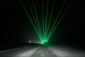 高速路上的绿色激光是干什么的？看完涨知识了图片