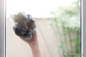 擦玻璃，用清水比不擦还脏？保洁阿姨告诉你秘诀，用过的人都说好图片