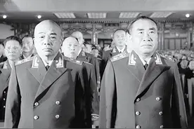 毛主席说李先念可以评大将，李先念说：让我当上士班长都行图片