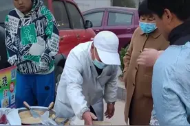 “要一斤切四斤”事件后续，被坑的小伙是城管，已经找了他两天了图片