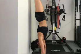 “神奇女侠”盖尔加朵晒倒立健身照 身材纤长美腿吸睛图片
