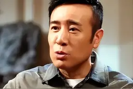 3岁丧父，吃姐姐奶水长大，成名后为8个哥姐买房，如今成为大明星图片