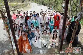 与花争艳！十堰百名汉服爱好者畅游牡丹花海图片