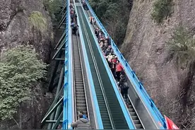 笑不活了！浙江最懒景区坐电梯上山开飞车下山，网友评论笑死我了图片