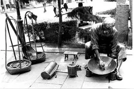 旧日街头补锅匠图片