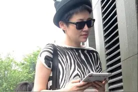 短袖太适合夏天穿了，怪不得连许晴都在穿，成熟的款式更文艺图片