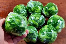 秋天，碰到小白菜别手软，买上10斤，焯水放冰箱保存，包饺子真香图片