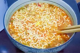 吃方便面，究竟好不好？建议别再轻信“谣言”，医生告诉你实情图片