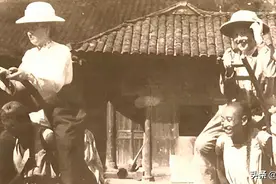 晚清老照片：女囚犯被灌辣椒水，外国女人骑着两个男人笑得很开心图片