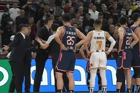 CBA火爆1幕！杜锋大骂山西队球员，裁判没拦住 直接被驱逐出场图片