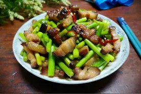蒜苔炒腊肉，脆嫩爽口腊味醇香，简单易做，配上米饭，两碗都不够图片