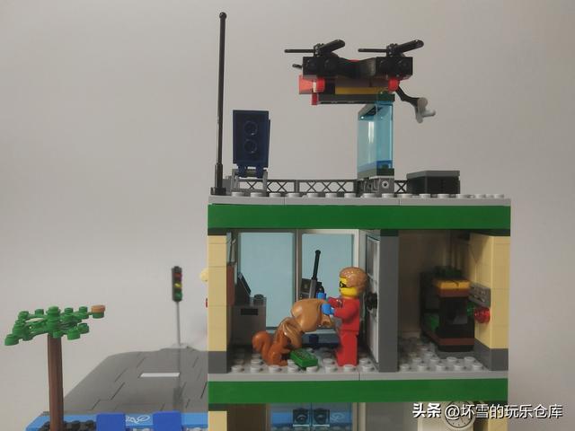 乐高城市组套装试玩，警察大战银行抢匪，保障乐高城市安全