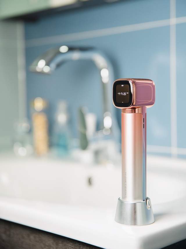 专为呵护面部肌肤设计，⼗九岁胶原锤射频美容仪让你重拾年轻弹性