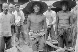 一百多年前的“练家子”：体格精壮、全身黝黑的挑夫图片