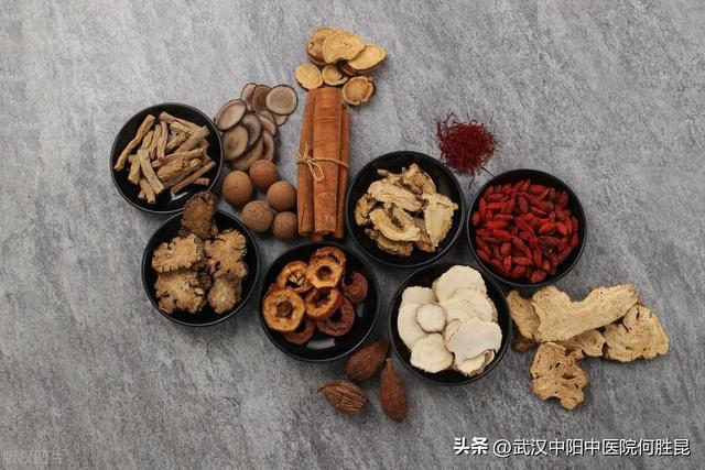 腿上胳膊上身上长硬硬的凸起疙瘩特别痒，是什么病吃什么药能止痒